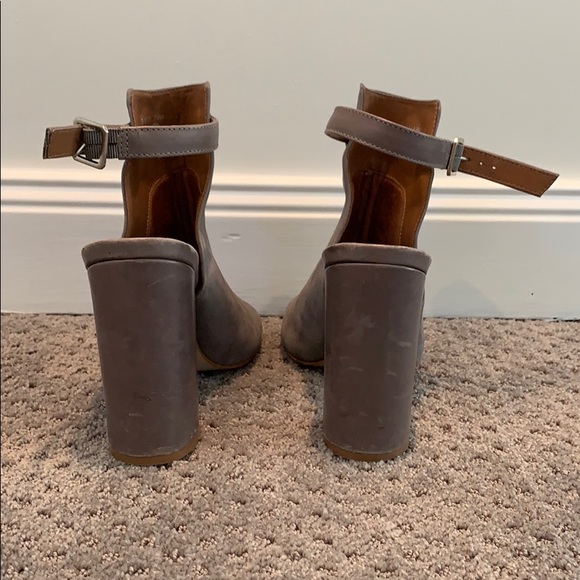 Chunky Steve Madden Heels - Picture 2 of 5